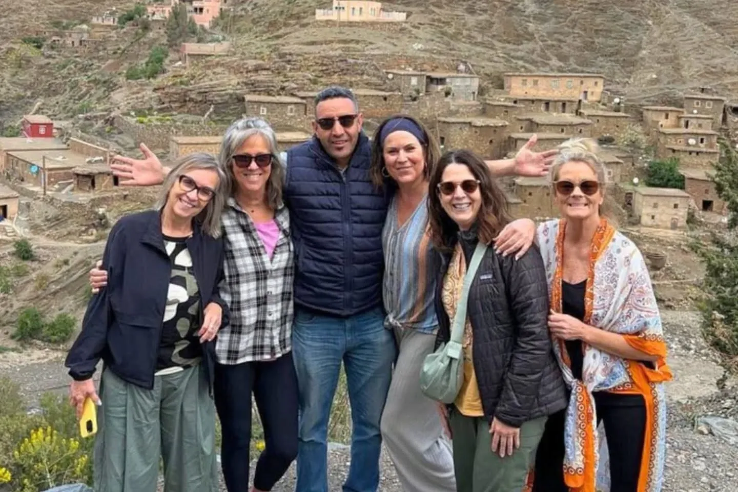 ضيوف Morocco Happiness Tours مع مرشدهم المحلي في جبال الأطلس